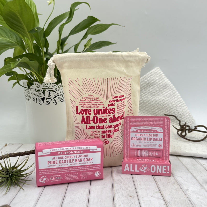 Conjunto com sabonete e batom cieiro num saco de algodão Love Unites Dr Bronner