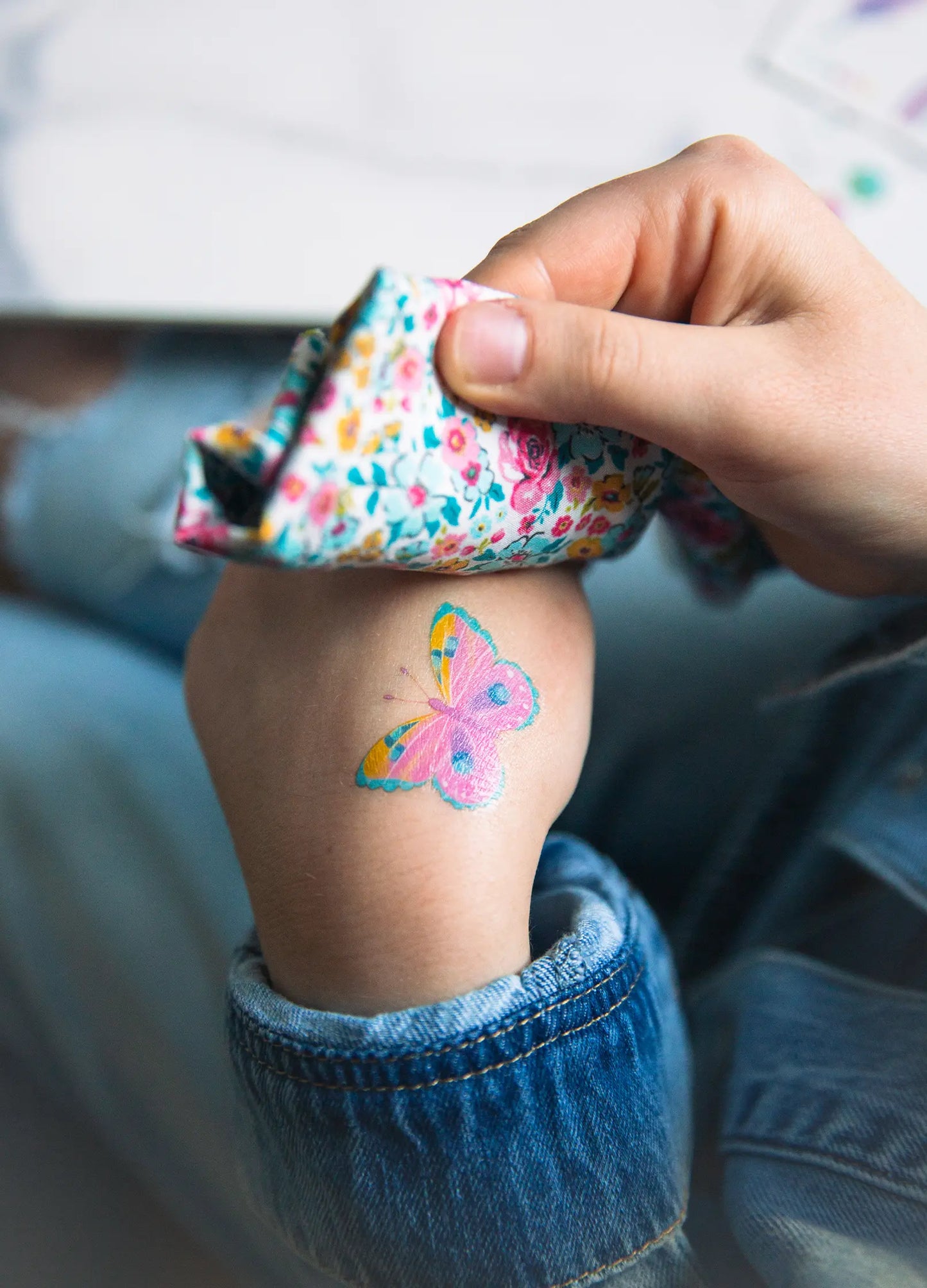 Conjunto de maquilhagem natural para crianças - Trio Colibri - com verniz azul, gloss labial rosa e tatuagens da Namaki