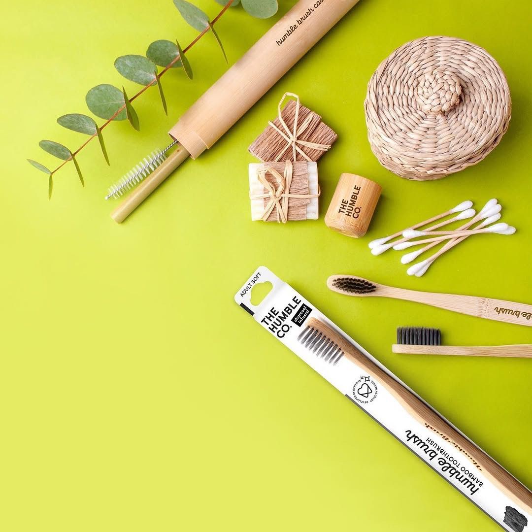 Escova de dentes de bambu com cerdas suaves infundidas em carvão da The Humble Co.