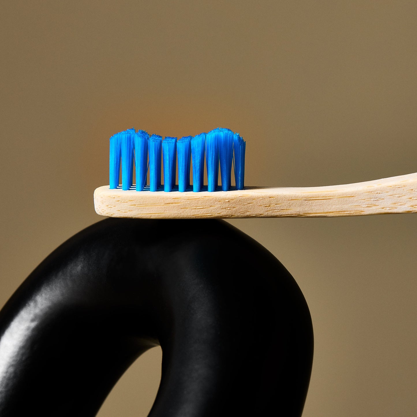 Escova de dentes de bambu de cerdas suaves azuis da The Humble Co.