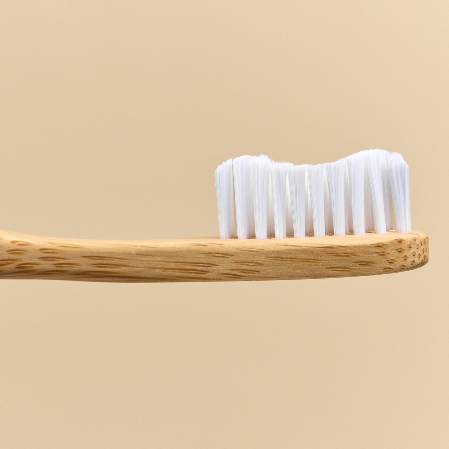 Escova de dentes de bambu adulto suave com cerdas brancas - The Humble Co.