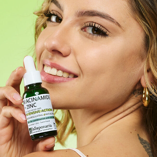 Menina com frasco de Niacinamida+zinco da La Saponaria. Indeal para peles impuras.