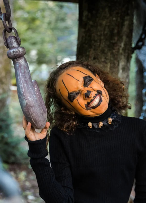 Criança com a cara pintada com a Tinta Facial Bio à Base de Água – Laranja da Namaki