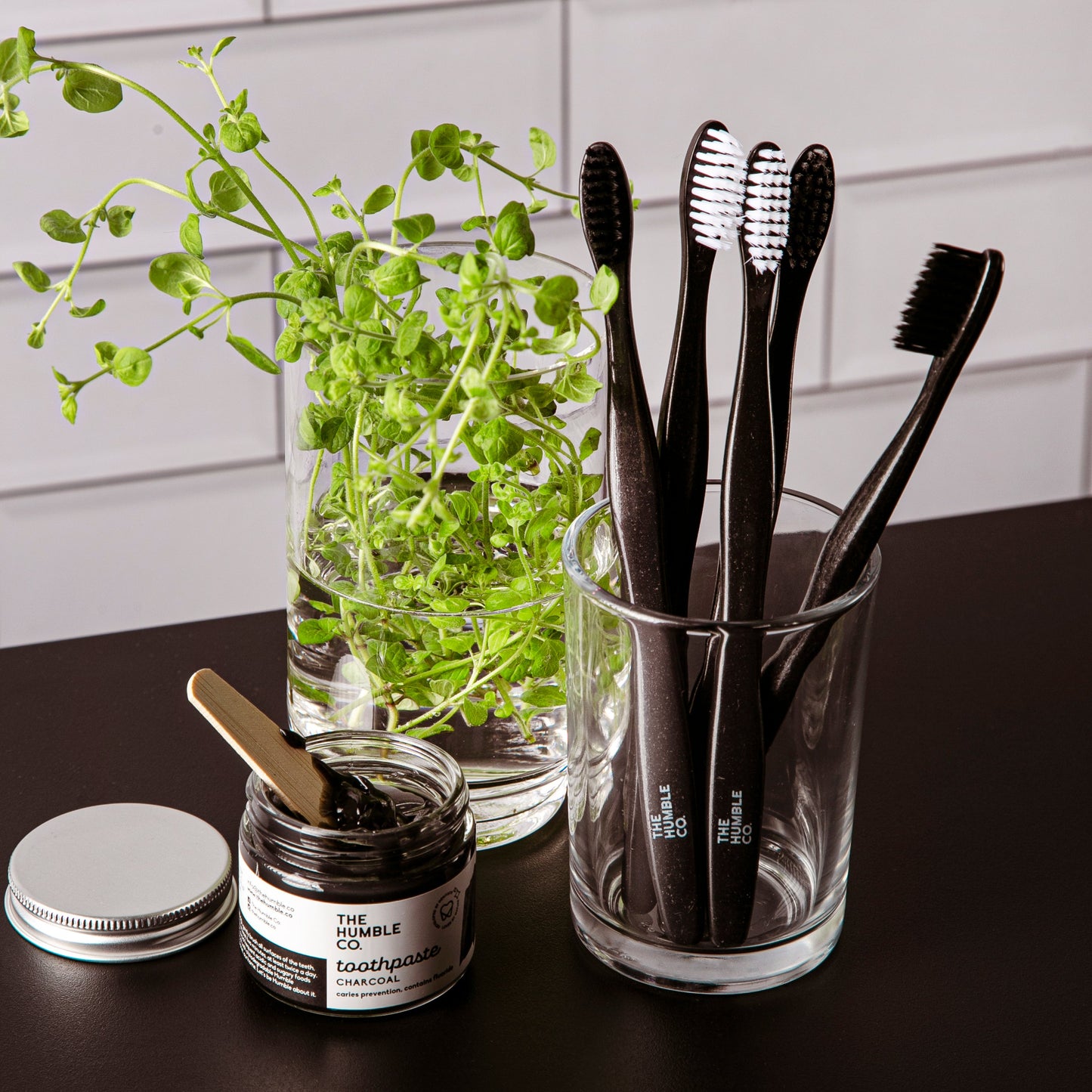Pack 2 escovas de plástico de base vegetal nas cores preto e branco da he Humble Co.