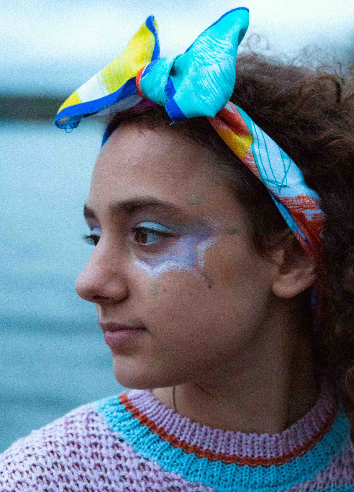 Menina com pintura com o Lápis de maquilhagem Bio com brilho - Prata da Namaki