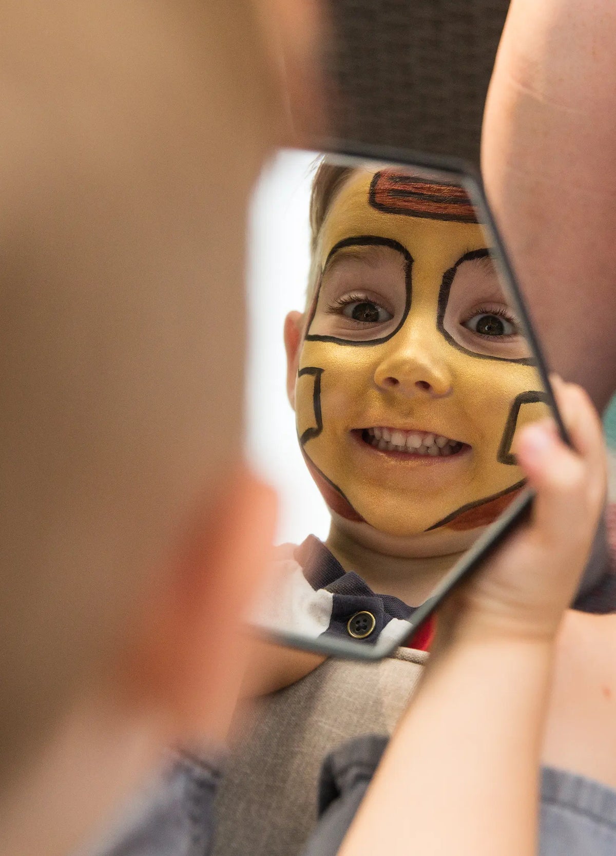 Menino com a ara pintada com a Tinta Facial Bio à Base de Água – Amarelo Dourado da Namaki