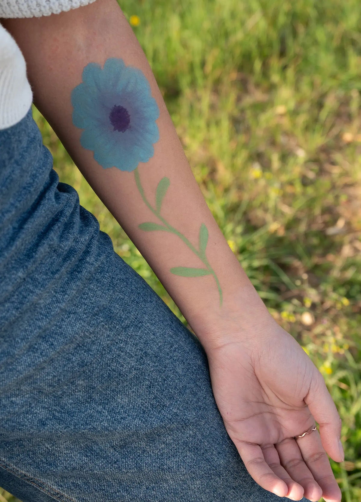 Criança com o braço pintado Tinta Facial Bio à Base de Água – Verde da Namaki
