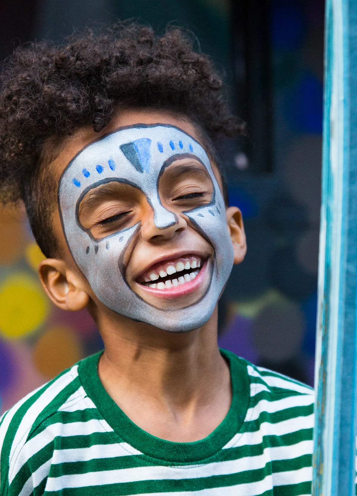 Criança com cara pintada com a Tinta Facial Bio à Base de Água – Cinzento prateado da Namaki