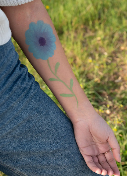Criança com o braço pintado com a Tinta Facial Bio à Base de Água – Azul Claro da Namaki