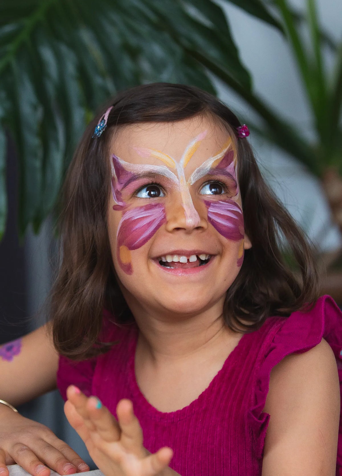 Criança com o rosto pintado com a Tinta Facial Bio à Base de Água – Violeta da Namaki