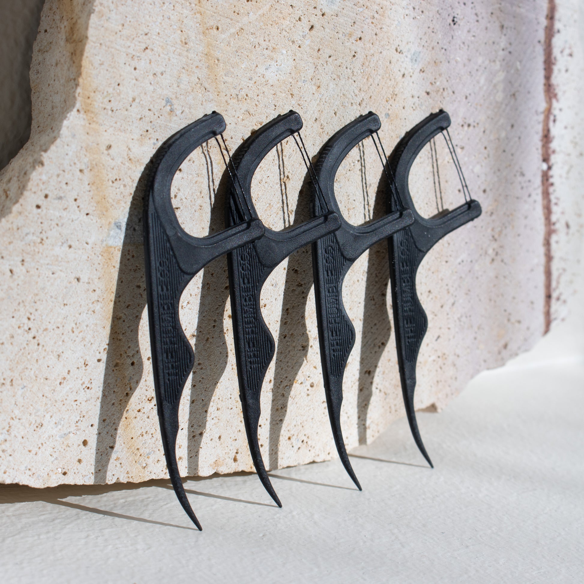 Aplicador de fio dentário infundido em carvão com sabor a menta da The Humble Co