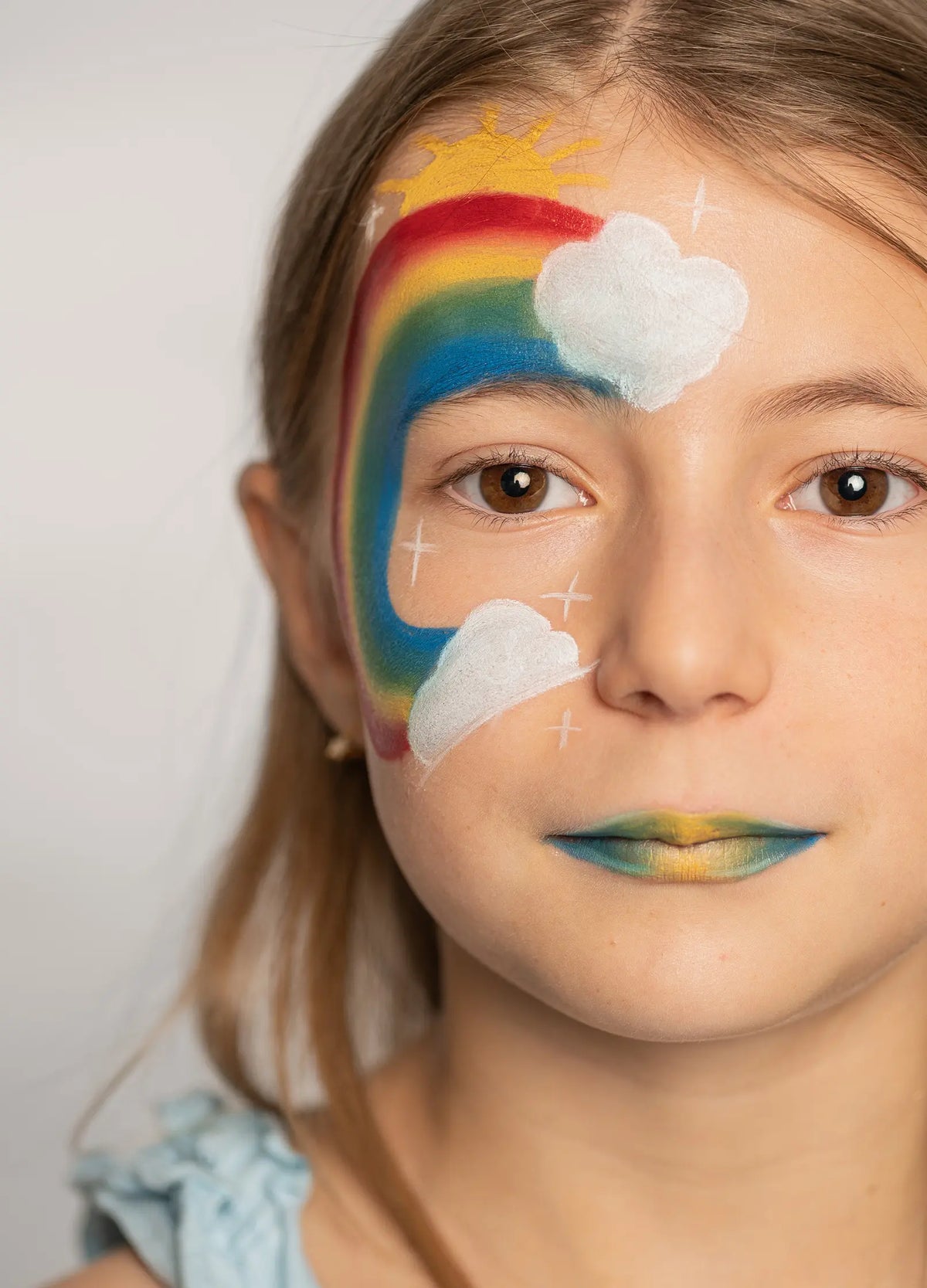 Menina pintada com o Conjunto de 6 Lápis de Pintura Facial Bio - Arco-íris da Namaki