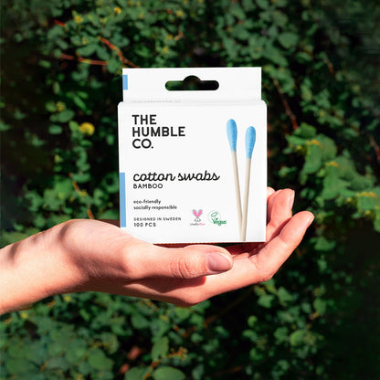 Cotonete de bambu e algodão biológico azul da The Humble Co.