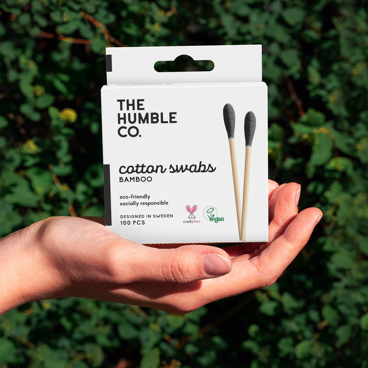 Cotonetes de bambu e algodão biológico preto da The Humble Co.