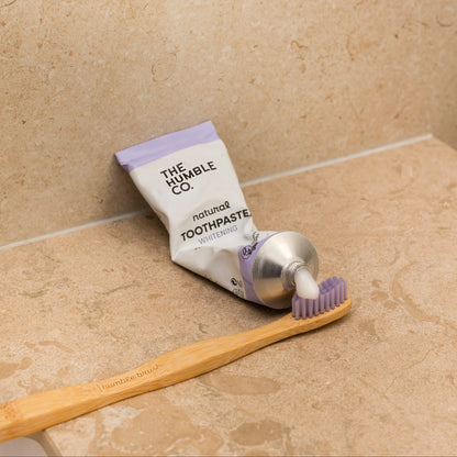Dentífrico natural branqueador de carvão com flúor da The Humble Co