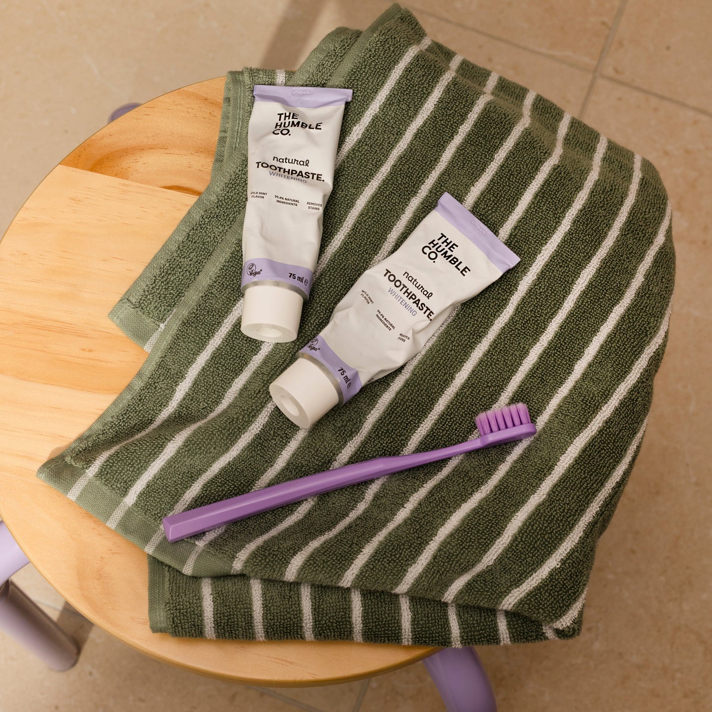 Dentífrico natural branqueador de carvão com flúor da The Humble Co. 