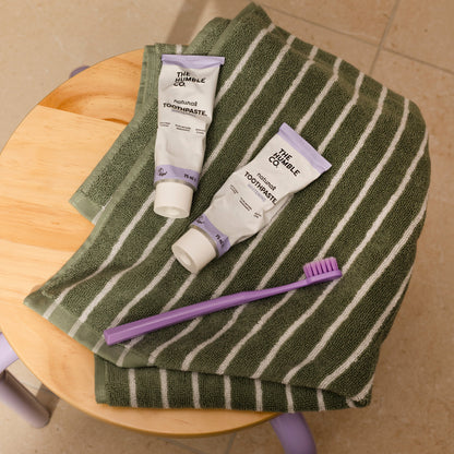 Dentífrico natural branqueador de carvão com flúor da The Humble Co. 