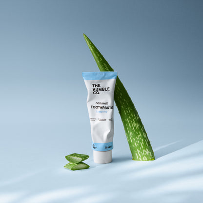 Dentífrico natural com flúor para dentes e gengivas sensíveis da The Humble Co