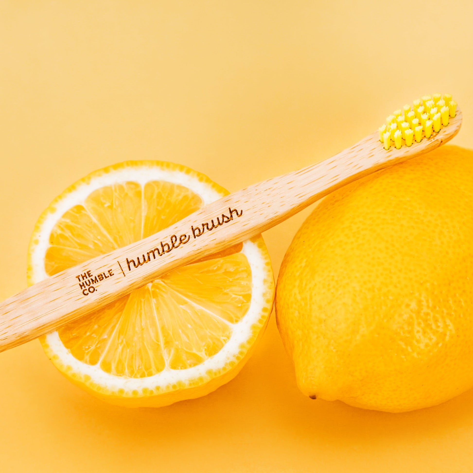 Escova de dentes de bambu para criança com cerdas ultra suaves - amarelo - The Humble Co.