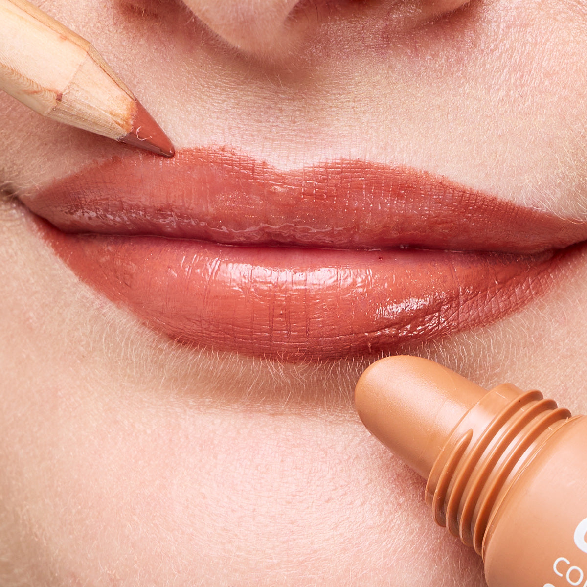 Imagem de lábios perfeitamente delineados com o Lápis de Lábios Caramelo e com o óleo labial biológico caramelo — Definição, Cor e Nutrição da La Saponaria