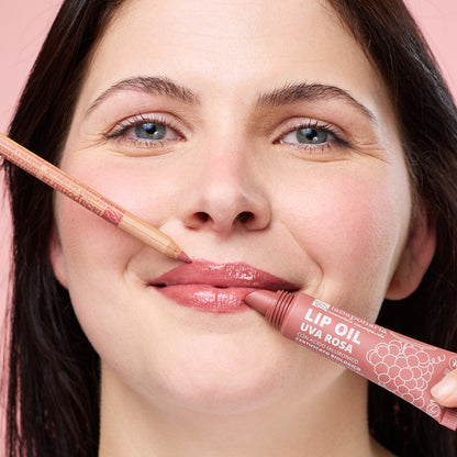 Lábio delineados com o Lápis de Lábios Biológico Uva Rosa — Definição, Cor e Nutrição e preenchido com o óleo labial de uva rosa da La Saponaria