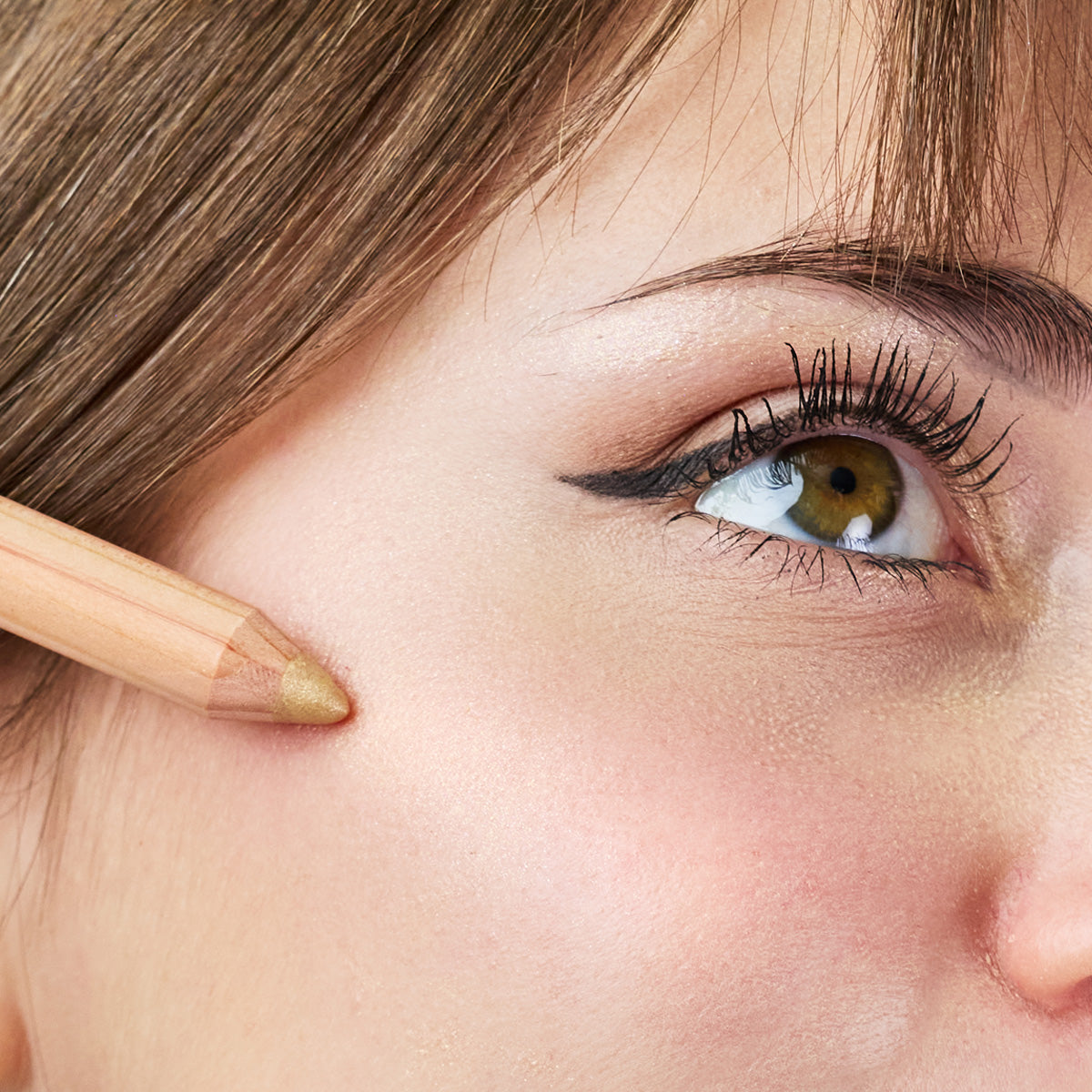 Iluminador Rosto e Olhos Biológico - Champagne Gold - a iluminar o rosto da La Saponaria