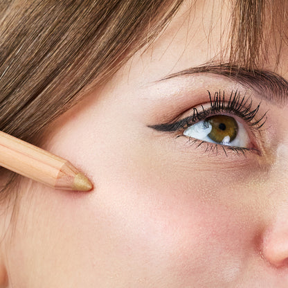Iluminador Rosto e Olhos Biológico - Champagne Gold - a iluminar o rosto da La Saponaria