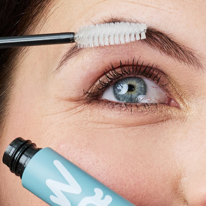 Sobrancelha a ser penteada com o Gel Fixador Sobrancelhas Fortificante Biológico da La saponaria