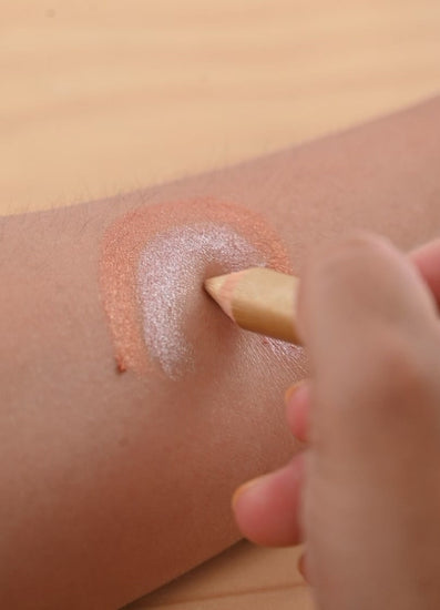 Video exemplificativo da utilização do Lápis de Maquilhagem Bio com Brilho – Ouro da Namaki