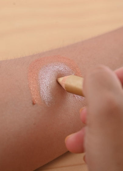 Video exemplificativo da utilização do Lápis de Maquilhagem Bio com Brilho – Ouro da Namaki